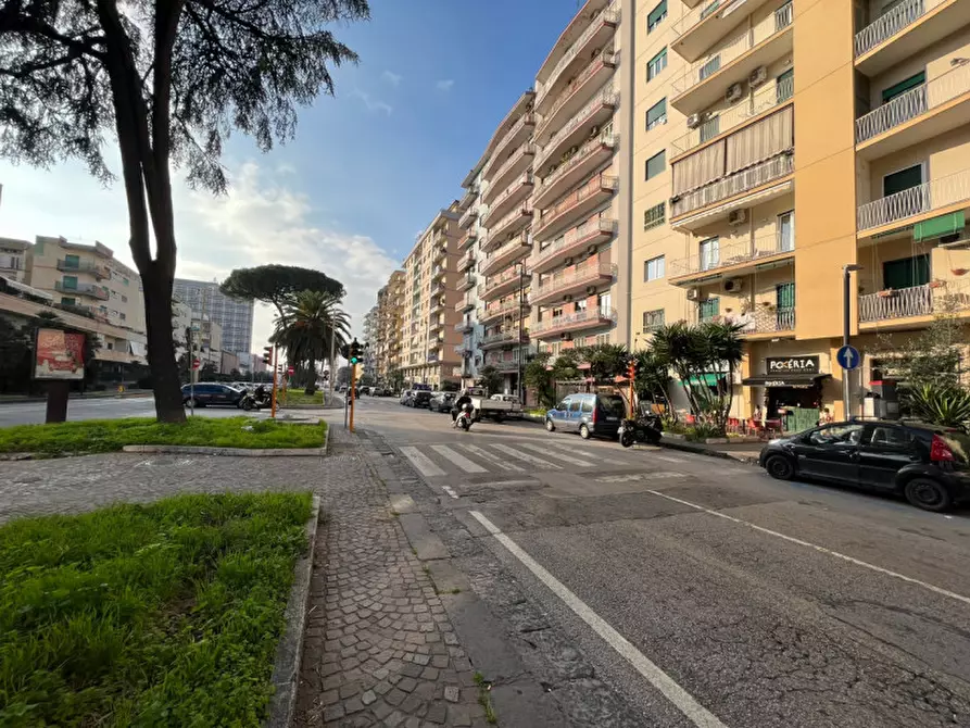 Immagine 1 di Negozio in affitto  in Via Giovanni De Lorenzo a Napoli