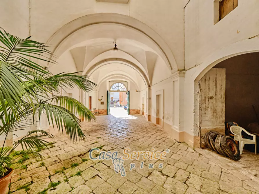 Immagine 12 di Palazzo in vendita  in Via Lucia La Greca a Parabita