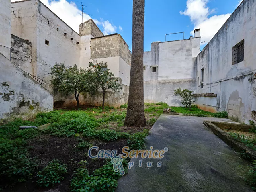 Immagine 20 di Palazzo in vendita  in Via Lucia La Greca a Parabita