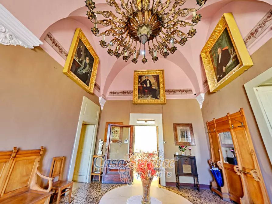 Immagine 37 di Palazzo in vendita  in Via Lucia La Greca a Parabita
