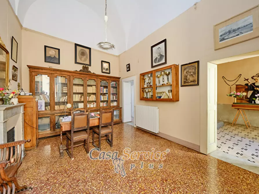 Immagine 46 di Palazzo in vendita  in Via Lucia La Greca a Parabita