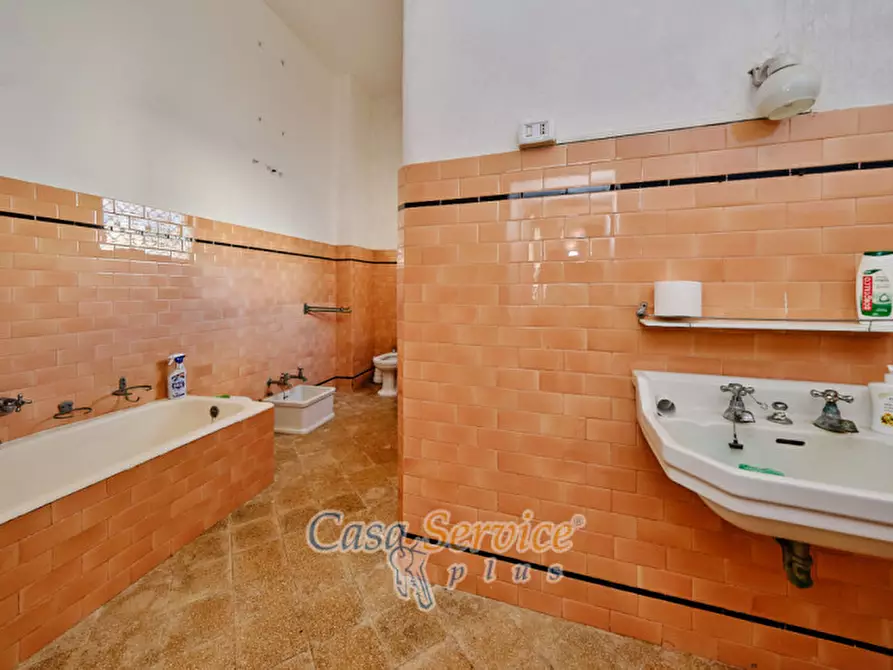 Immagine 73 di Palazzo in vendita  in Via Lucia La Greca a Parabita