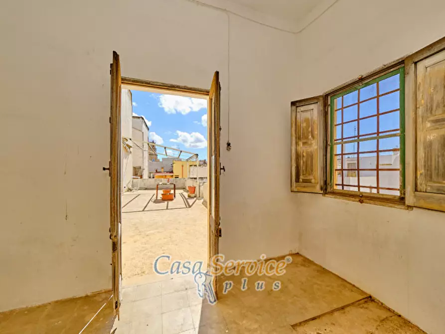 Immagine 97 di Palazzo in vendita  in Via Lucia La Greca a Parabita