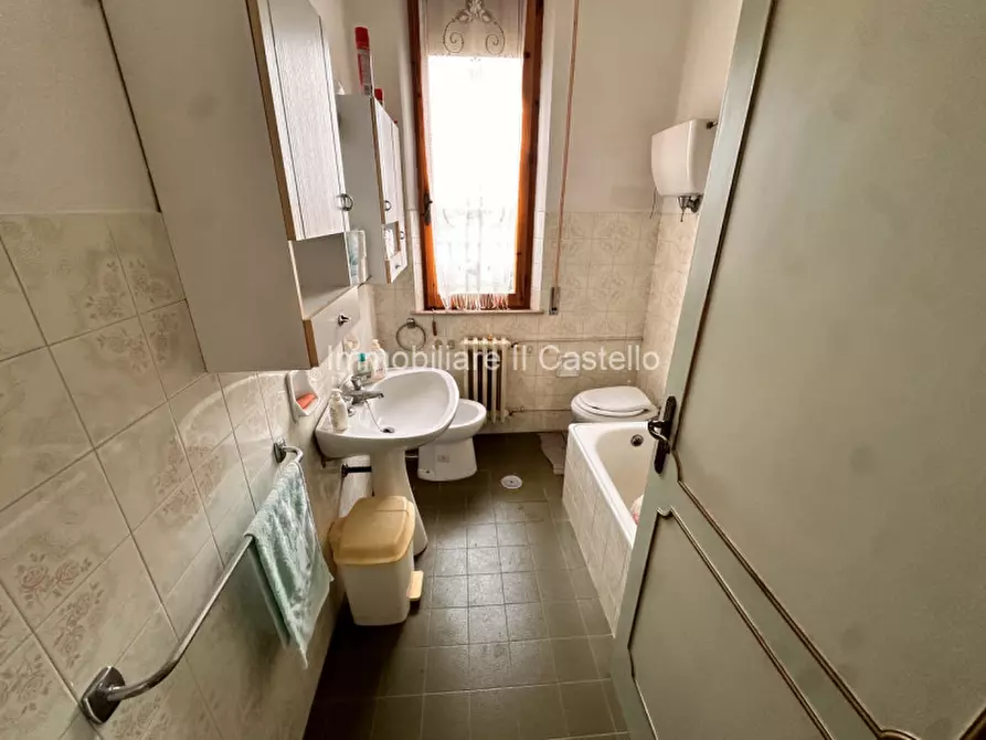 Immagine 18 di Appartamento in vendita  in Via Trento a Castiglione Del Lago