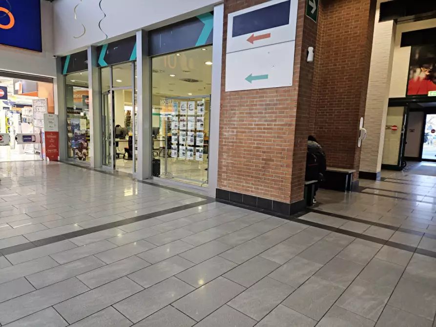 Immagine 2 di Negozio in vendita  in via San Leonardo a Parma