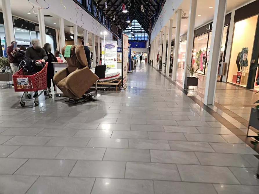 Immagine 4 di Negozio in vendita  in via San Leonardo a Parma