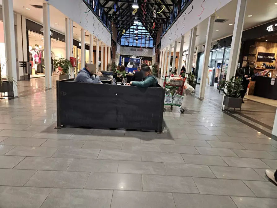 Immagine 6 di Negozio in vendita  in via San Leonardo a Parma