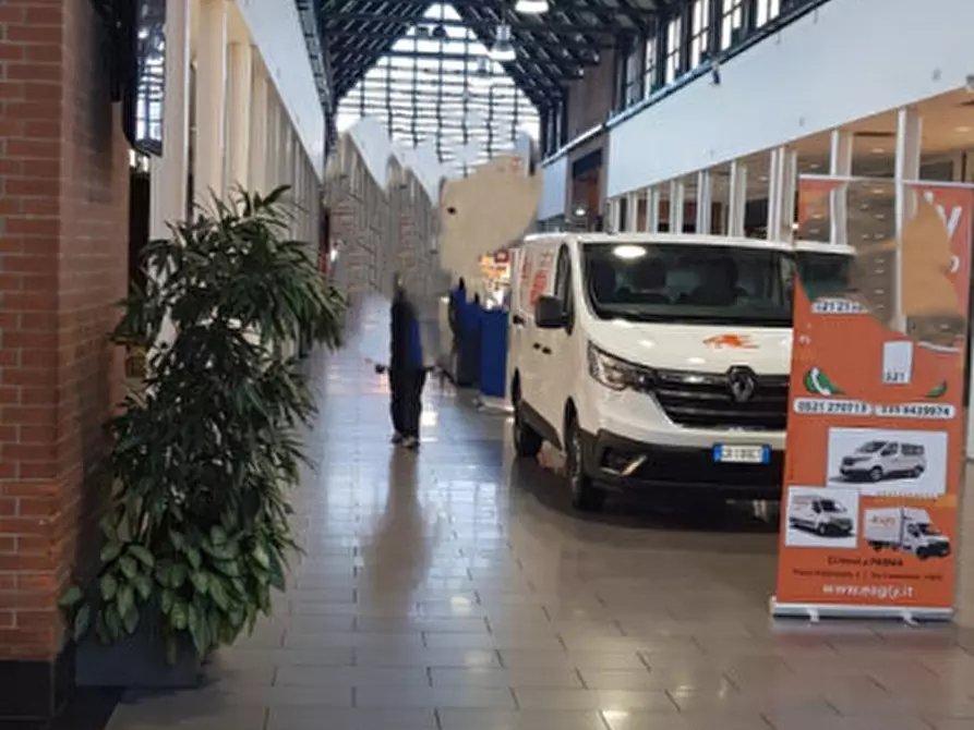 Immagine 11 di Negozio in vendita  in via San Leonardo a Parma