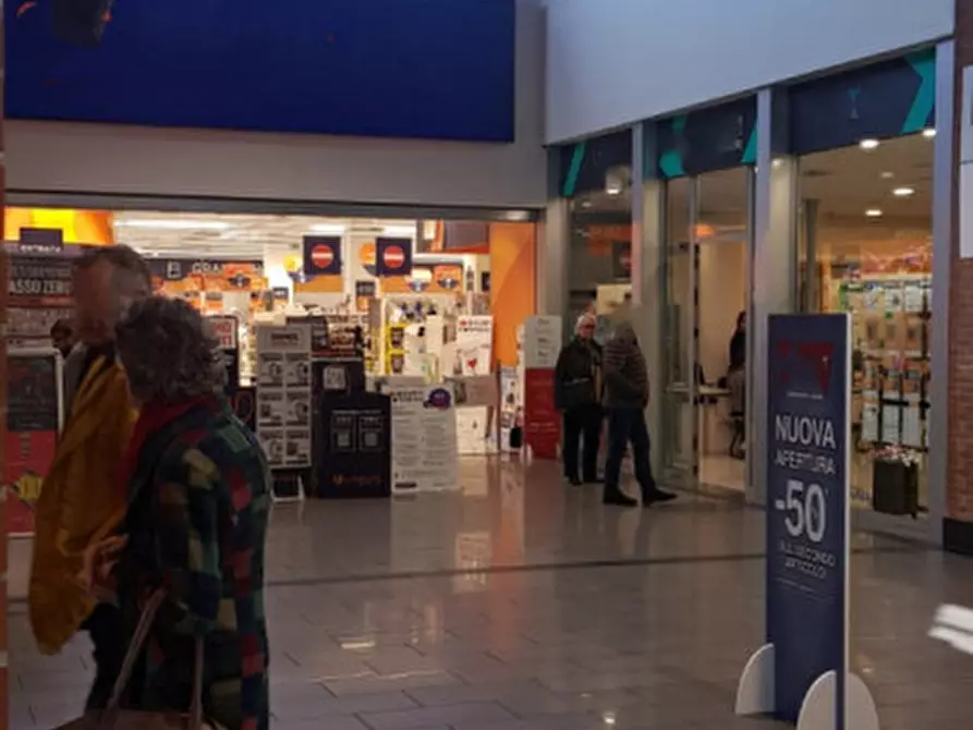 Immagine 16 di Negozio in vendita  in via San Leonardo a Parma