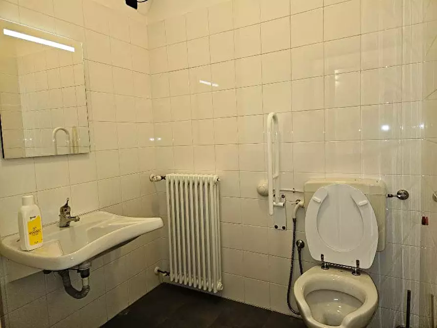 Immagine 25 di Ufficio in affitto  in via Emilia Ovest a Parma