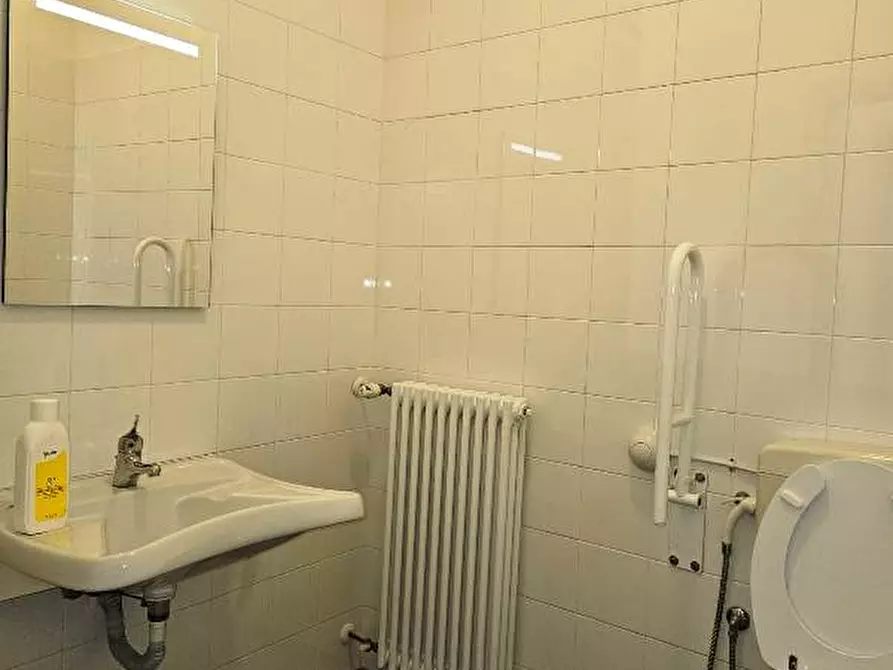 Immagine 31 di Ufficio in affitto  in via Emilia Ovest a Parma