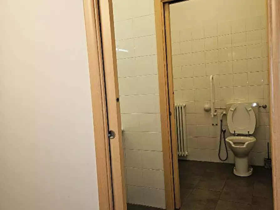 Immagine 33 di Ufficio in affitto  in via Emilia Ovest a Parma