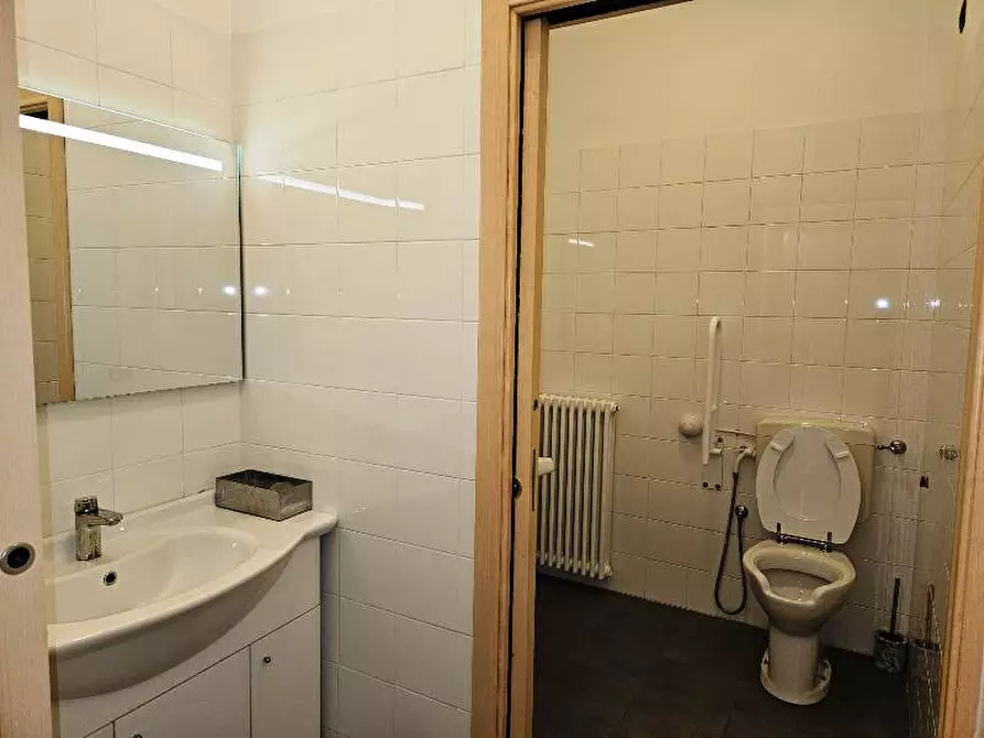 Immagine 34 di Ufficio in affitto  in via Emilia Ovest a Parma