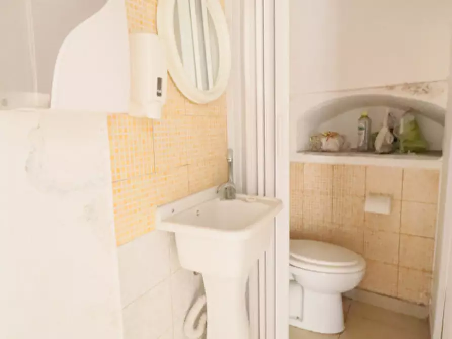 Immagine 6 di Negozio in vendita  in Via Roma n 2 a Palagonia