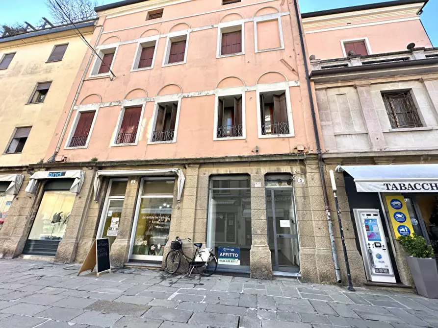 Immagine 1 di Negozio in affitto  in Via Umberto Maddalena 3 a Rovigo