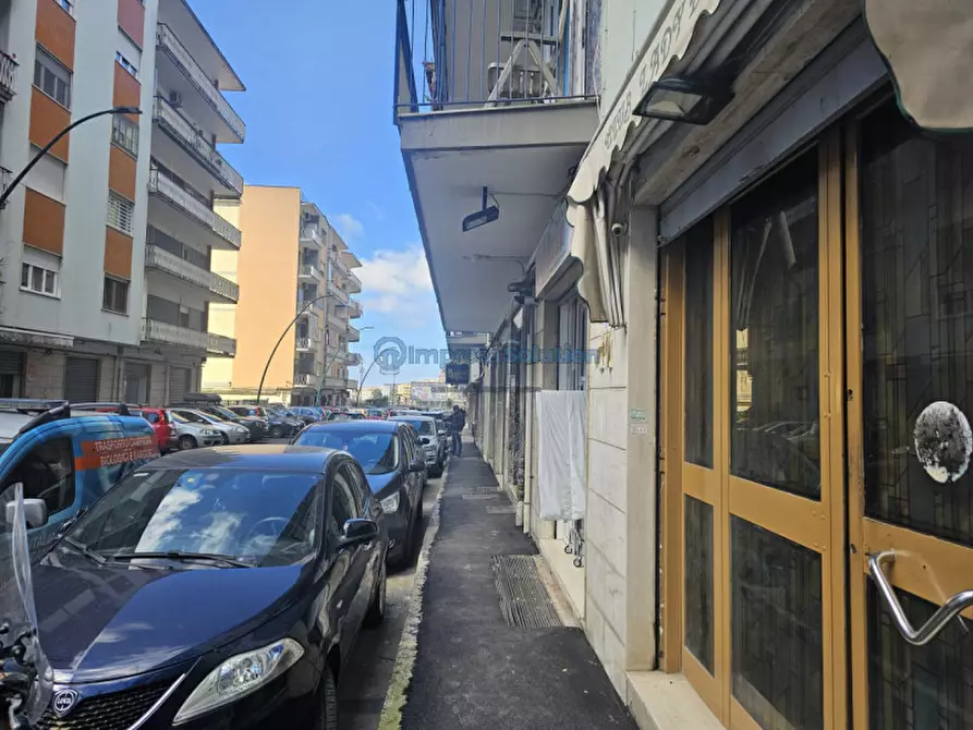 Immagine 1 di Negozio in affitto  in Via Raffaele Caravaglios a Napoli