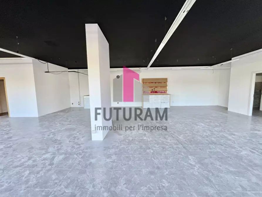 Immagine 11 di Negozio in vendita  a Villaverla