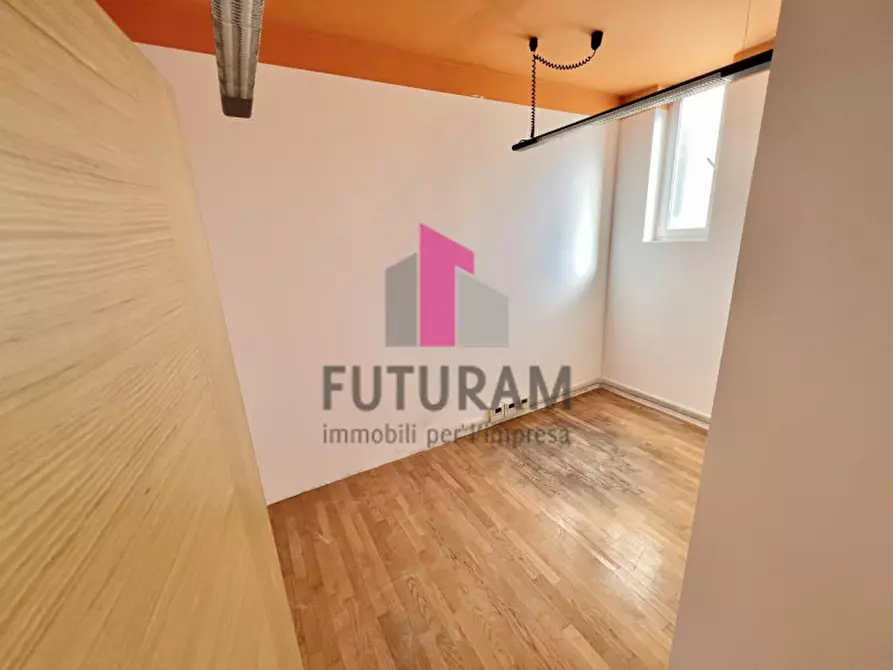 Immagine 13 di Negozio in vendita  a Villaverla