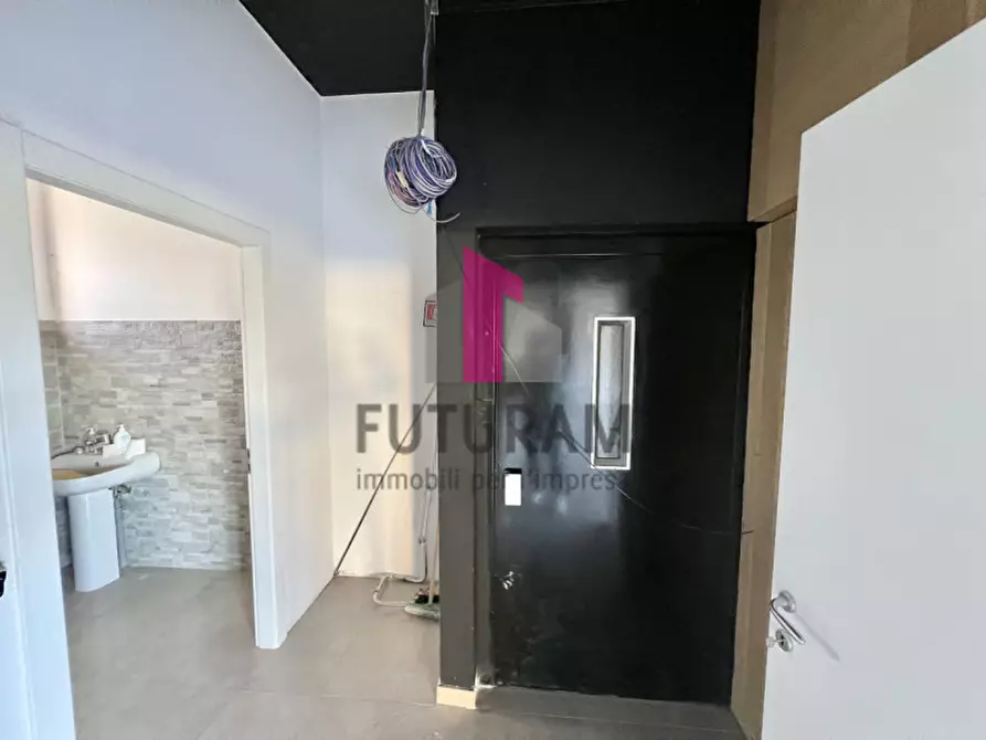 Immagine 15 di Negozio in vendita  a Villaverla