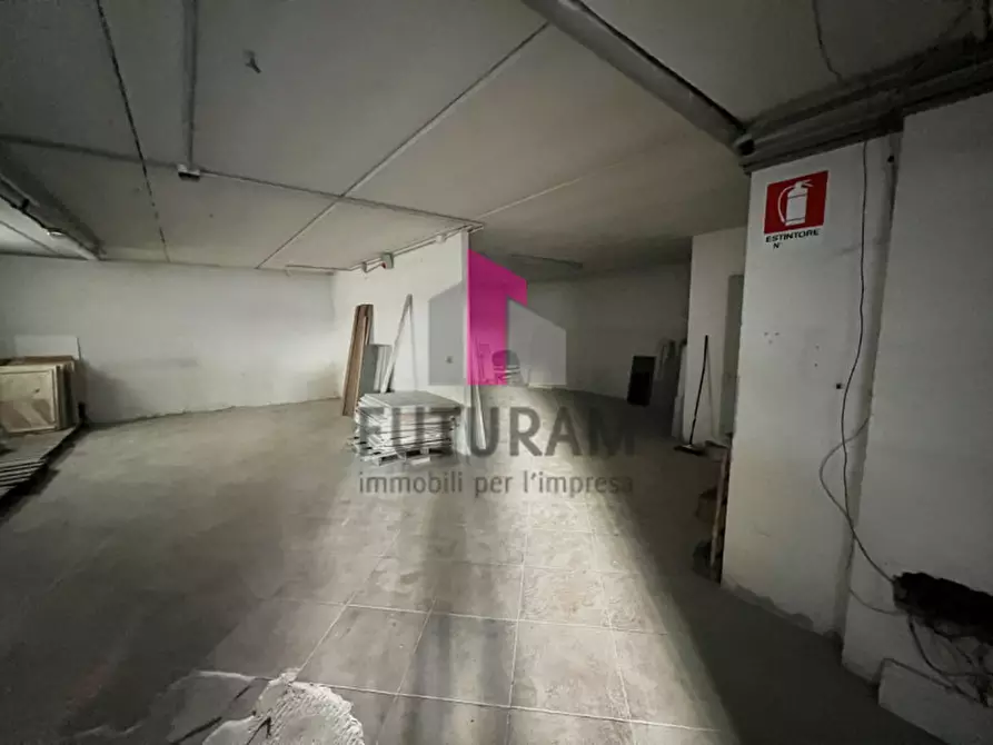 Immagine 17 di Negozio in vendita  a Villaverla