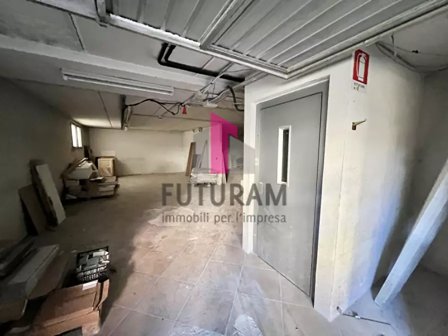 Immagine 19 di Negozio in vendita  a Villaverla