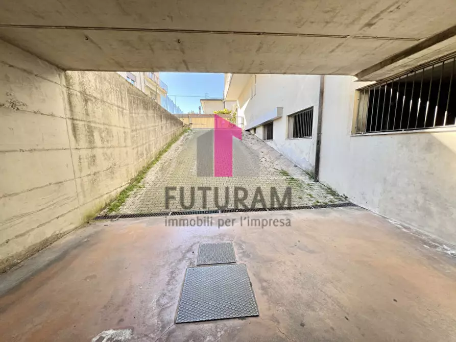 Immagine 21 di Negozio in vendita  a Villaverla