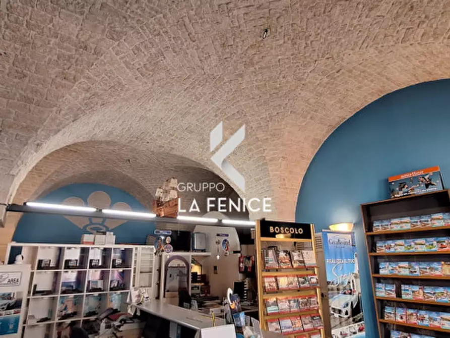 Immagine 8 di Negozio in vendita  in via Alberobello a Locorotondo