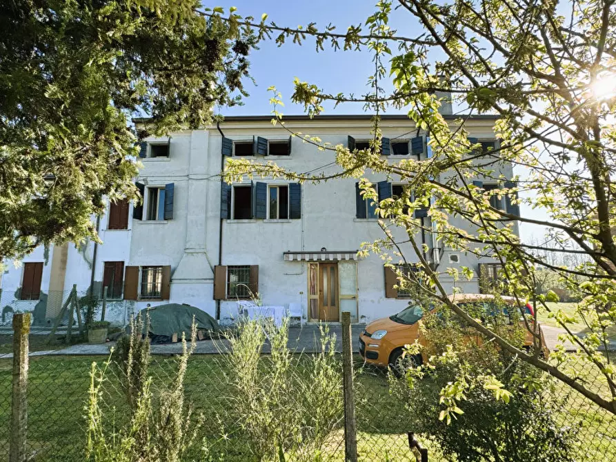 Immagine 1 di Casa bifamiliare in vendita  in Via Roveri a Giacciano Con Baruchella