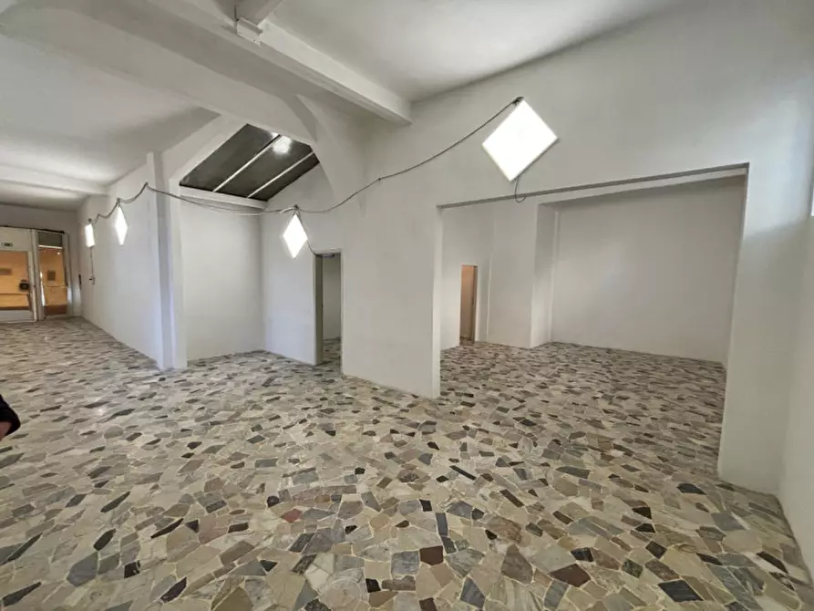 Immagine 2 di Negozio in affitto  in PIAZZA DALMAZIA a Firenze