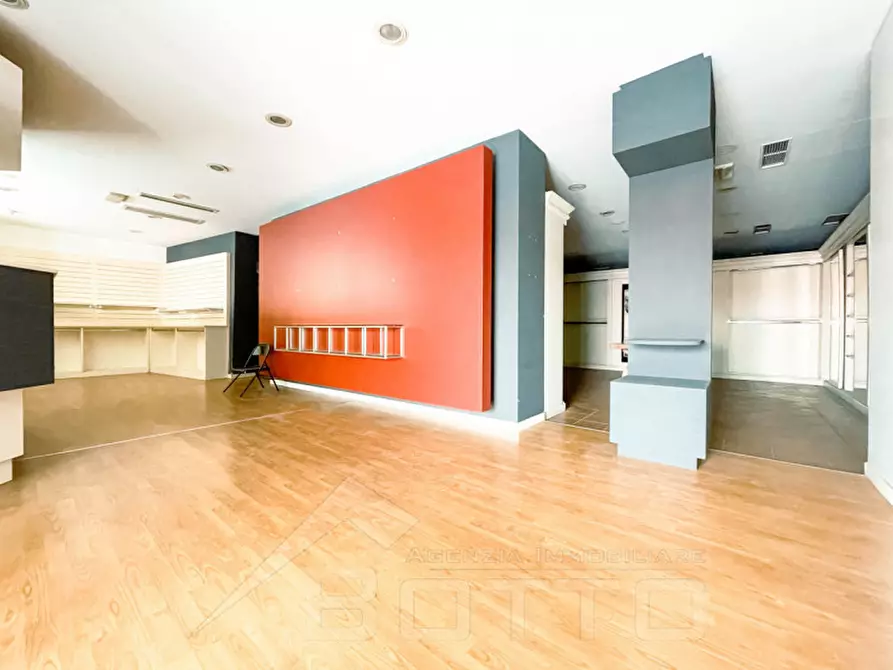 Immagine 2 di Negozio in vendita  in viale don minzoni 14 a Borgomanero