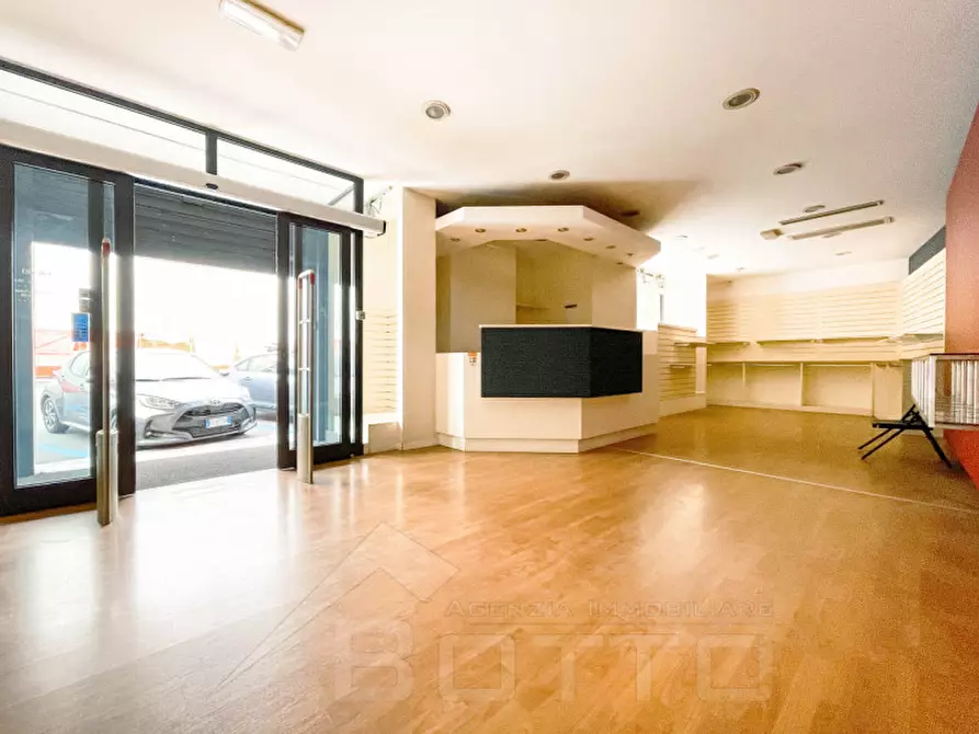 Immagine 2 di Negozio in vendita  in viale don minzoni 14 a Borgomanero