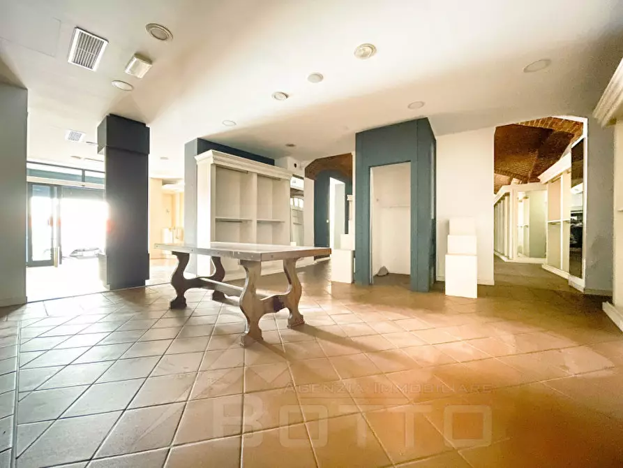 Immagine 5 di Negozio in vendita  in viale don minzoni 14 a Borgomanero