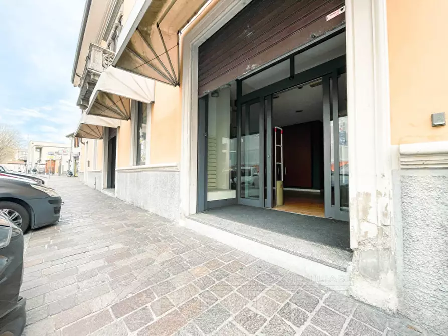 Immagine 11 di Negozio in vendita  in viale don minzoni 14 a Borgomanero