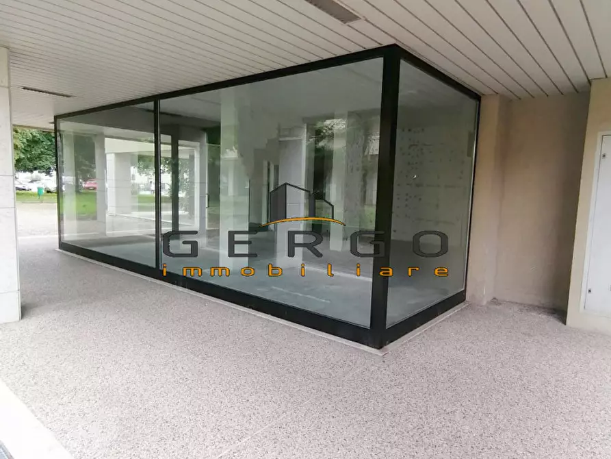 Immagine 2 di Negozio in affitto  in via lourdes a Conegliano