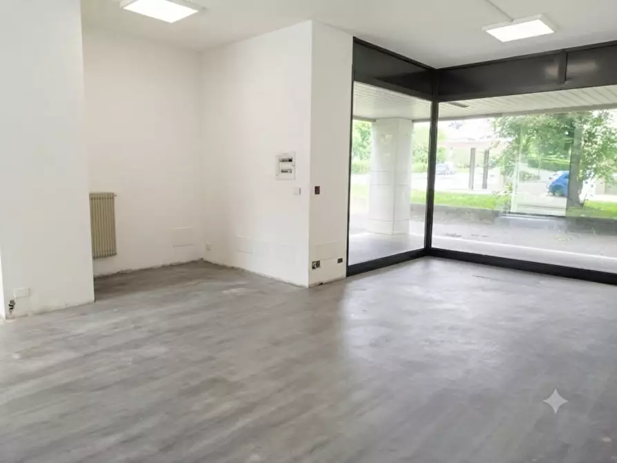 Immagine 7 di Negozio in affitto  in via lourdes a Conegliano