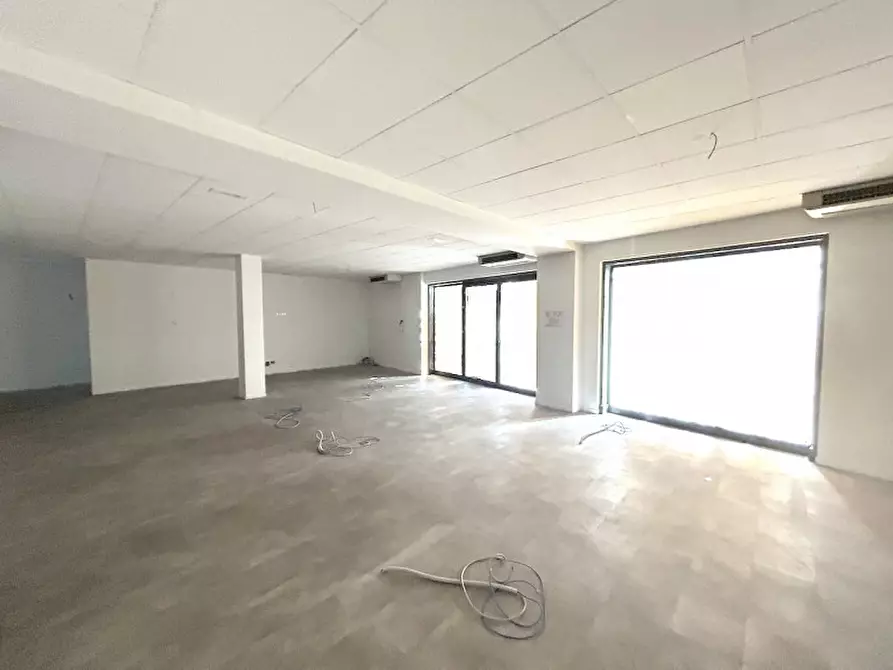 Immagine 2 di Negozio in affitto  in VIALE ROMA a Forli'