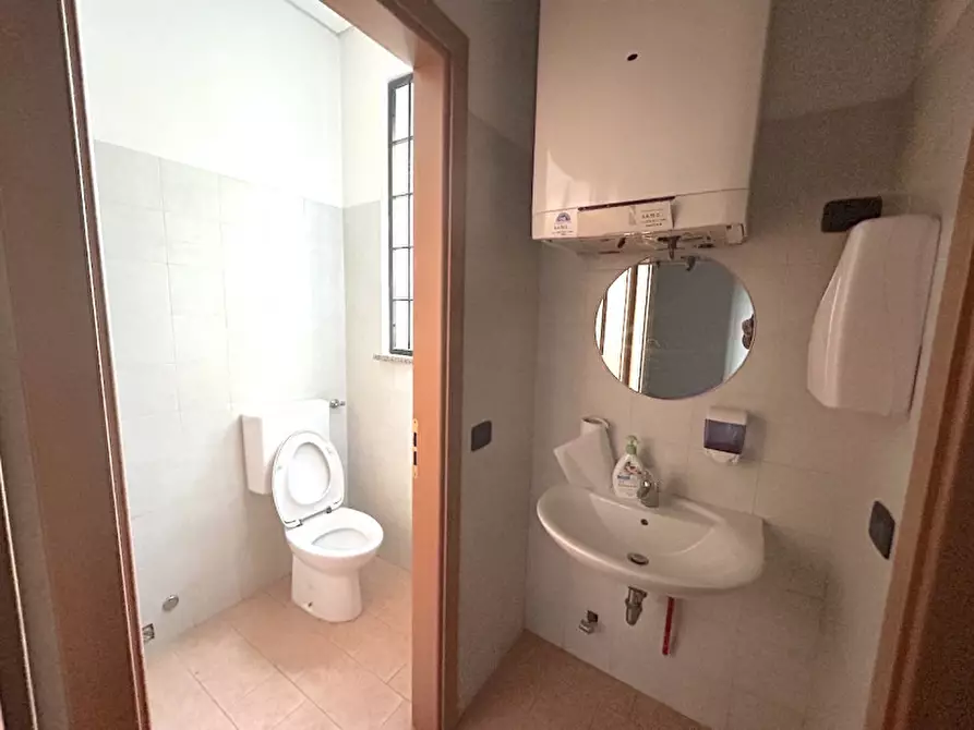 Immagine 4 di Negozio in affitto  in VIALE ROMA a Forli'