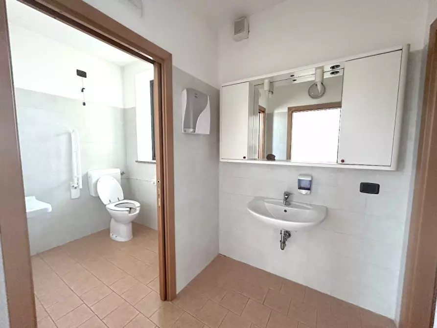 Immagine 10 di Negozio in affitto  in VIALE ROMA a Forli'