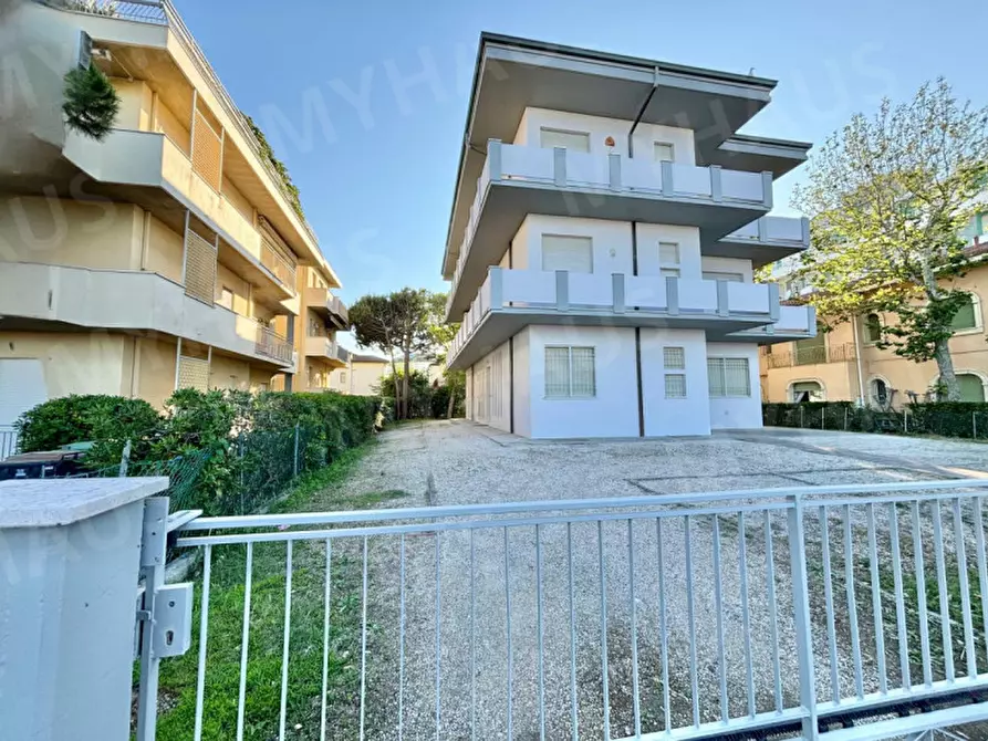 Immagine 2 di Appartamento in vendita  in Lungomare Grazia Deledda 108 a Cervia