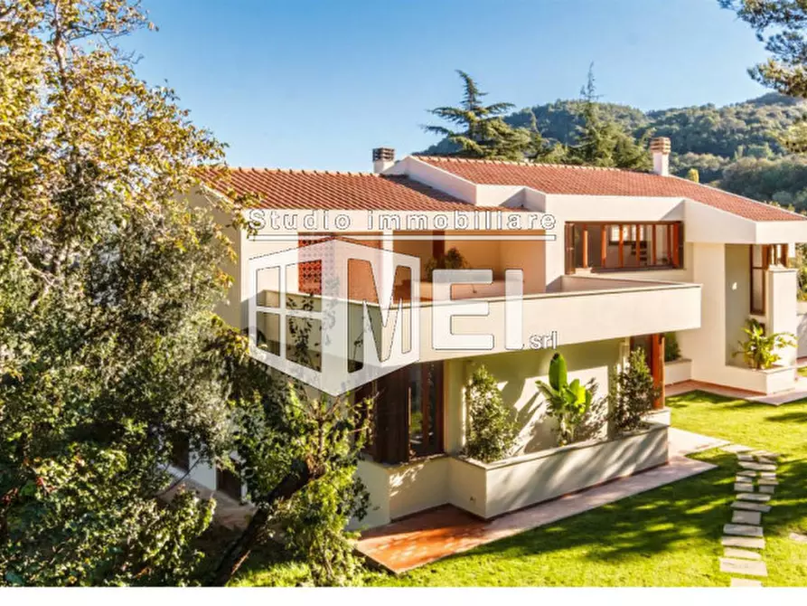 Immagine 40 di Villa in vendita  in viale del tirreno 71 a Livorno