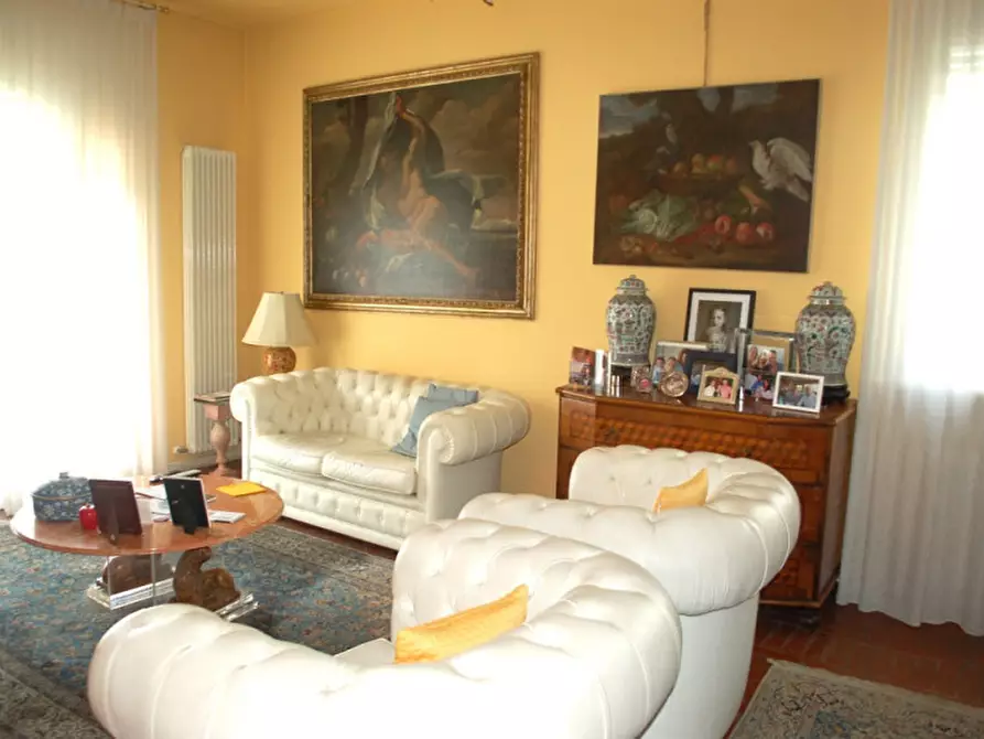 Immagine 1 di Villa in vendita  in viale armellini a Riccione