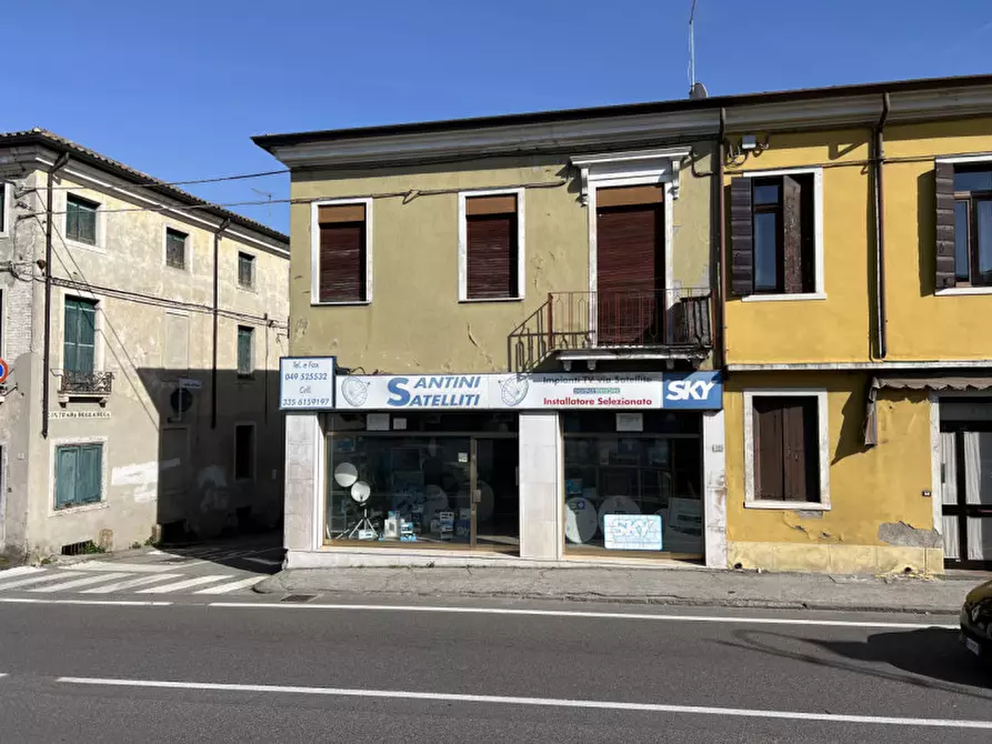 Immagine 1 di Negozio in vendita  in via Maggiore, 28 a Battaglia Terme