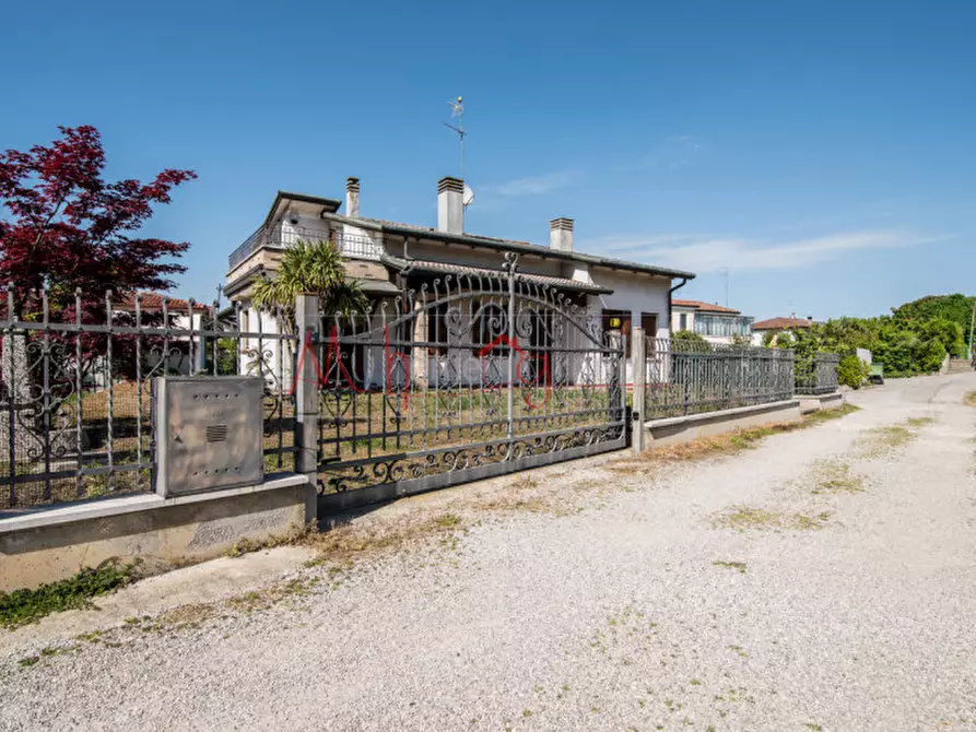 Immagine 1 di Villa in vendita  in via nazionale a Mira