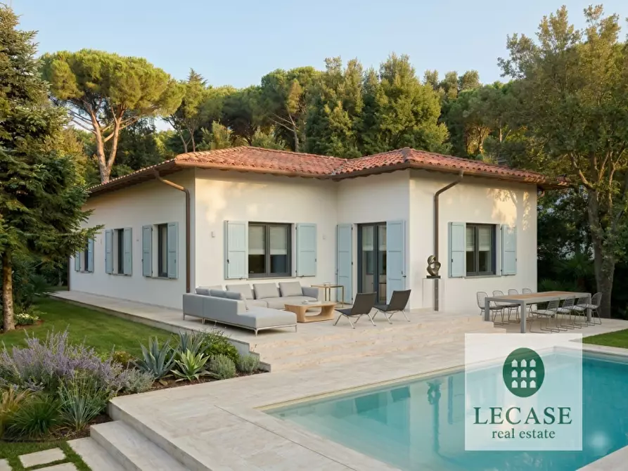 Immagine 2 di Villa in vendita  a Forte Dei Marmi