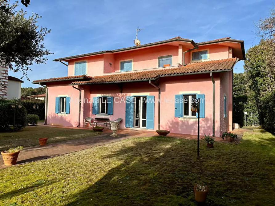 Immagine 1 di Villa in vendita  in viale Roma Pietrasanta a Pietrasanta