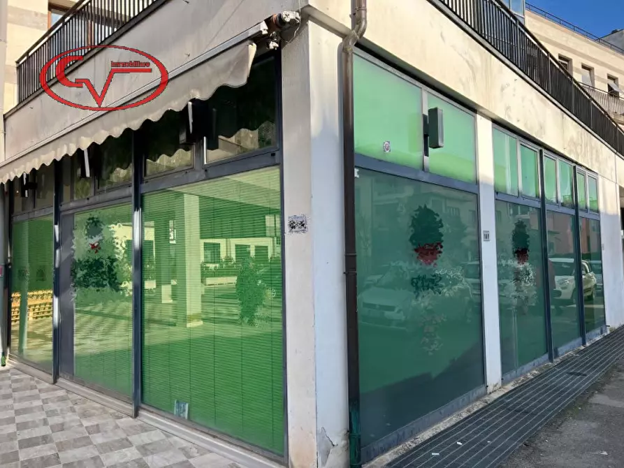 Immagine 3 di Negozio in vendita  in via puccini a Montevarchi