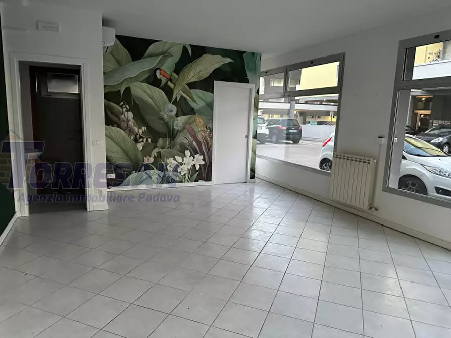 Immagine 3 di Negozio in affitto  in via pinelli a Padova