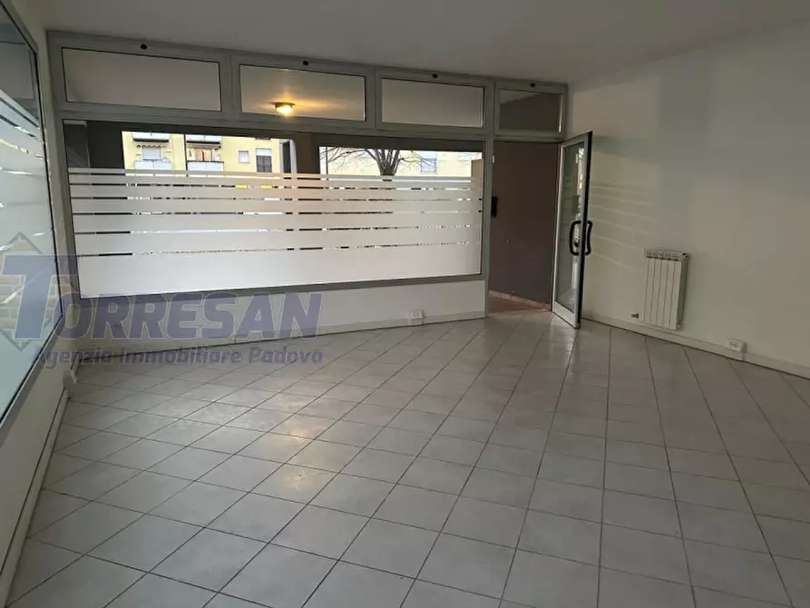 Immagine 4 di Negozio in affitto  in via pinelli a Padova