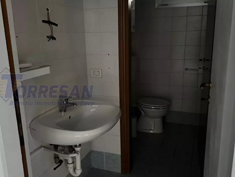 Immagine 6 di Negozio in affitto  in via pinelli a Padova