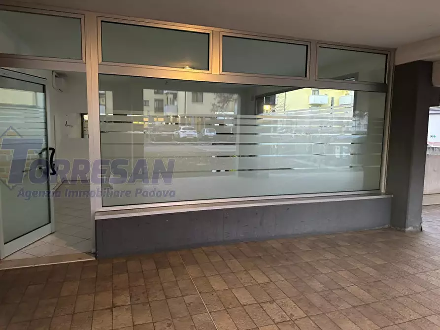 Immagine 8 di Negozio in affitto  in via pinelli a Padova